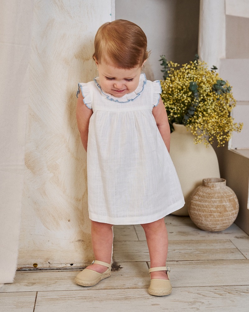 Imagen de Vestido de bebé blanco con bordes azules y braguita a juego