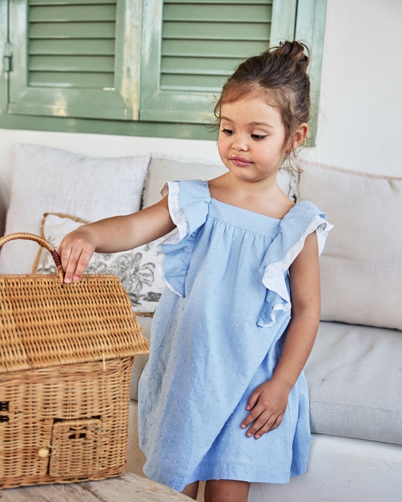 Imagen de Vestido de niña de plumeti azul con volantes y lazo