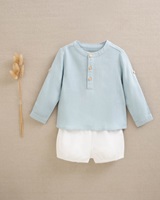 Imagen de Conjunto de bebé niño de camisa azul cielo y short blanco