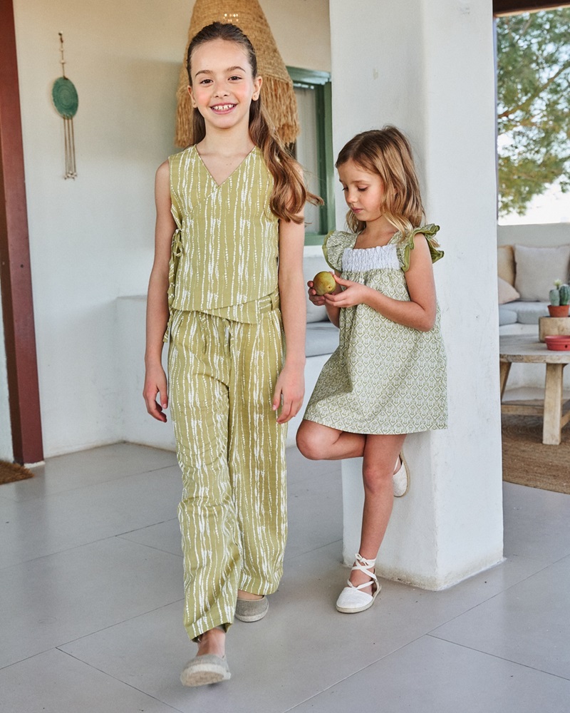 Imagen de Blusa de niña cruzada con estampado blanco y pistacho