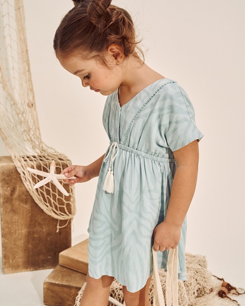 Imagen de Vestido de niña azul con líneas fluidas y cordón de ajuste