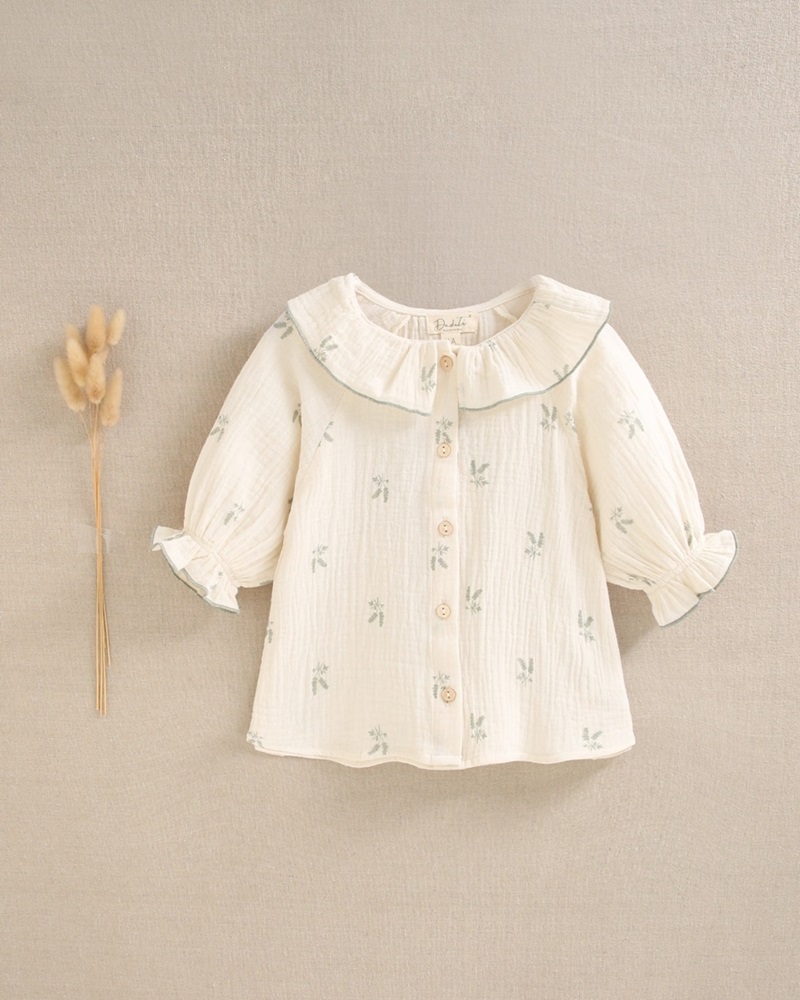 Imagen de Blusa de niña de muselina crudo con estampado de ramas