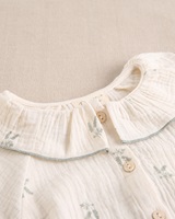 Imagen de Blusa de niña de muselina crudo con estampado de ramas