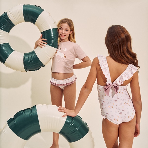 Imagen de Bañador de niña estampado unicornios con lazo en espalda