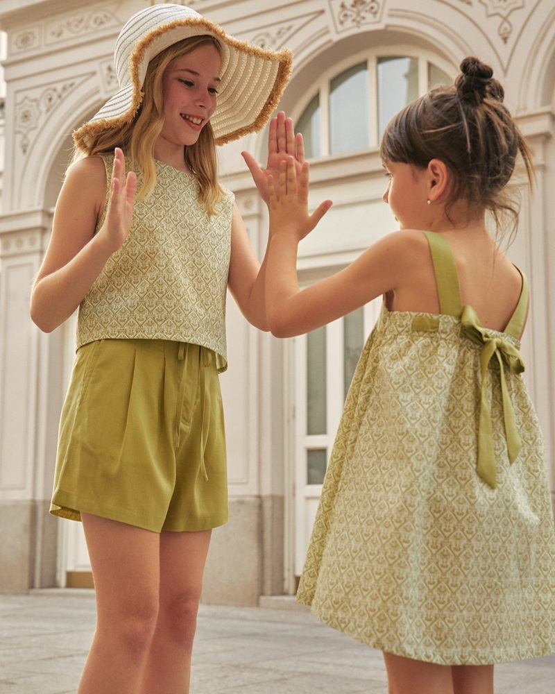 Imagen de Blusa de niña estampada con espalda asimétrica abotonada