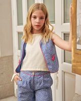Imagen de Chaleco de niña azul con estampado blanco y ribete fucsia
