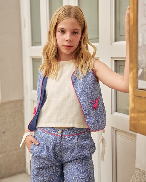 Imagen de Chaleco de niña azul con estampado blanco y ribete fucsia