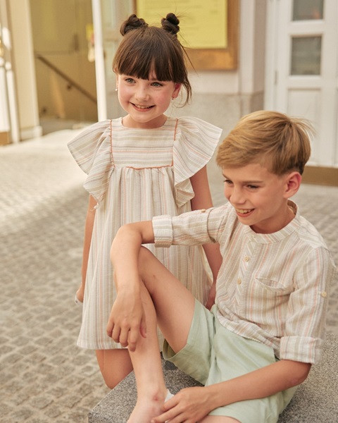 Imagen de Vestido de niña de rayas con manga volante y escote cuadrado