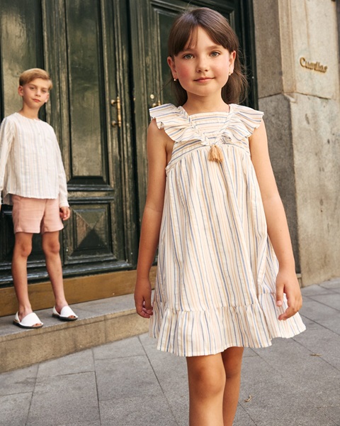 Imagen de Vestido de niña a rayas con volantes y cuello en V con borla