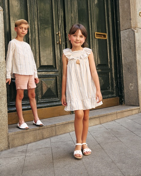 Imagen de Vestido de niña a rayas con volantes y cuello en V con borla