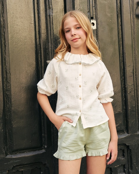 Imagen de Blusa de niña de muselina crudo con estampado de ramas