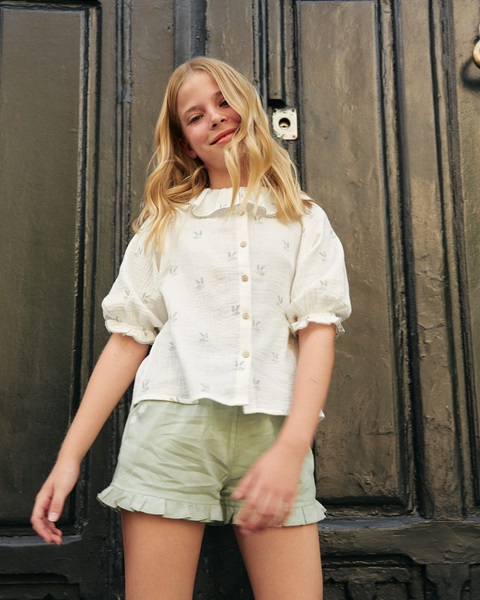 Imagen de Short de niña verde con cordón y detalle en bolsillos
