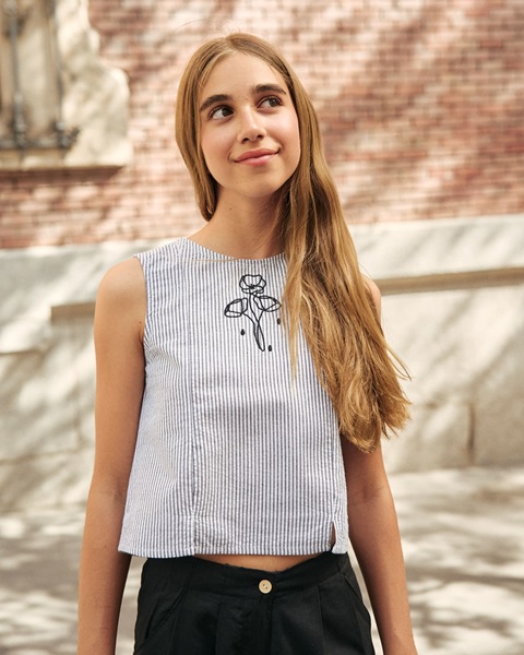 Imagen de Blusa de niña a rayas con botonadura de espalda asimétrica