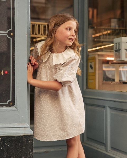 Imagen de Vestido de niña gris multiestampado con manga abullonada